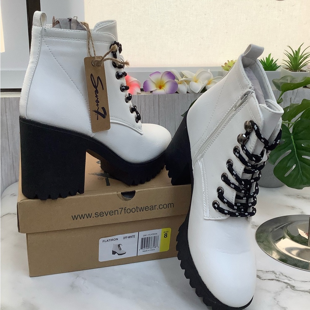 NIB Seven7 White Lace-Up Chunky Heel Ankle Boots
